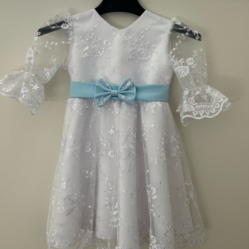 Flower girl white 50$ with sleeves size 5